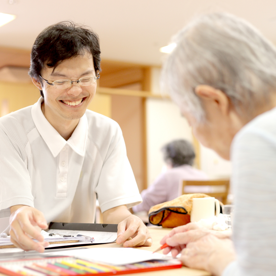 職員と入居者がレクリエーション活動を行っている風景