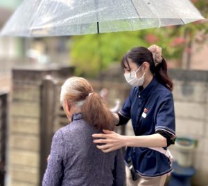 小規模多機能型居宅介護の個別送迎対応時のお客様と介護スタッフ