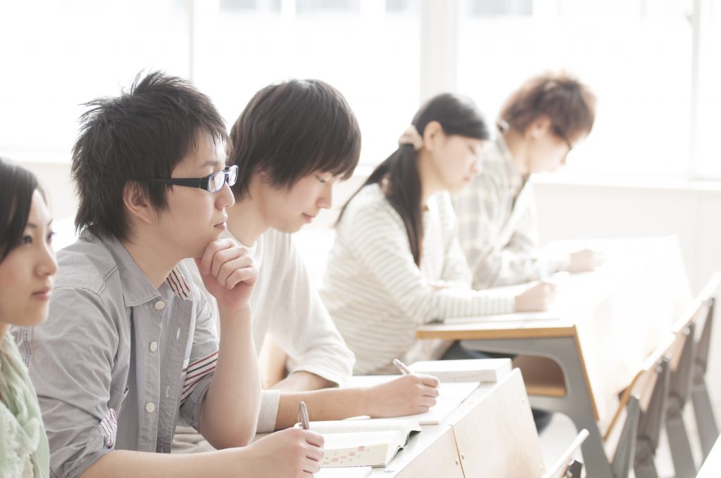 勉強をする大学生