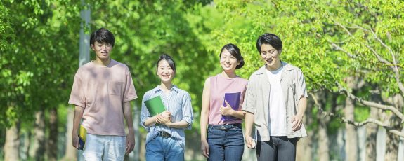 会話をしながら歩く若者グループ